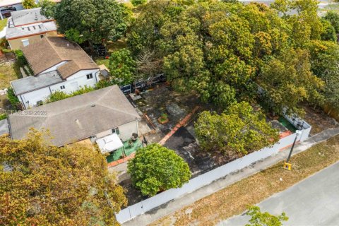 House in North Miami, Florida 3 bedrooms, 123.75 sq.m. № 2042469 - photo 7