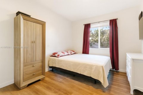 House in North Miami, Florida 3 bedrooms, 123.75 sq.m. № 2042469 - photo 23