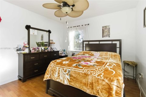 House in North Miami, Florida 3 bedrooms, 123.75 sq.m. № 2042469 - photo 28