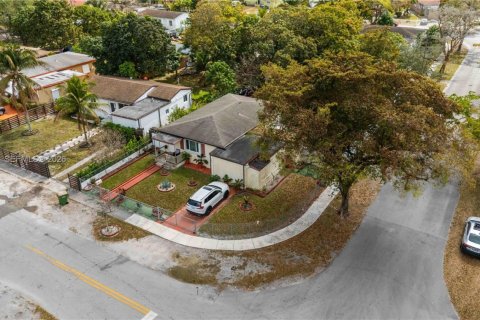 House in North Miami, Florida 3 bedrooms, 123.75 sq.m. № 2042469 - photo 5