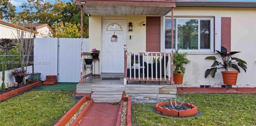 House in North Miami, Florida 3 bedrooms, 123.75 sq.m. № 2042469