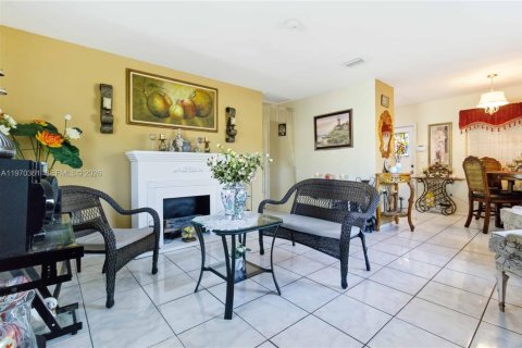 House in North Miami, Florida 3 bedrooms, 123.75 sq.m. № 2042469 - photo 13