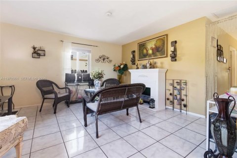 House in North Miami, Florida 3 bedrooms, 123.75 sq.m. № 2042469 - photo 14