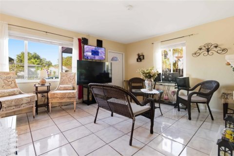 House in North Miami, Florida 3 bedrooms, 123.75 sq.m. № 2042469 - photo 15