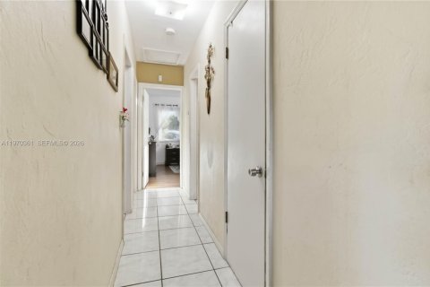 House in North Miami, Florida 3 bedrooms, 123.75 sq.m. № 2042469 - photo 22