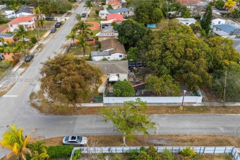 House in North Miami, Florida 3 bedrooms, 123.75 sq.m. № 2042469 - photo 6