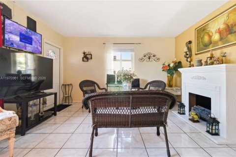 House in North Miami, Florida 3 bedrooms, 123.75 sq.m. № 2042469 - photo 16
