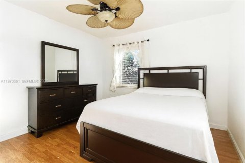 House in North Miami, Florida 3 bedrooms, 123.75 sq.m. № 2042469 - photo 26