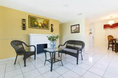 House in North Miami, Florida 3 bedrooms, 123.75 sq.m. № 2042469 - photo 12