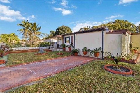 House in North Miami, Florida 3 bedrooms, 123.75 sq.m. № 2042469 - photo 4