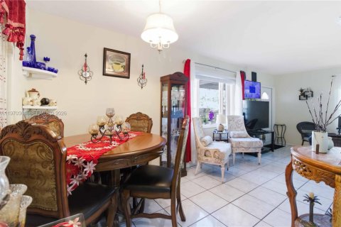 House in North Miami, Florida 3 bedrooms, 123.75 sq.m. № 2042469 - photo 18