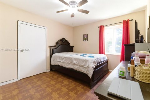 House in North Miami, Florida 3 bedrooms, 123.75 sq.m. № 2042469 - photo 29