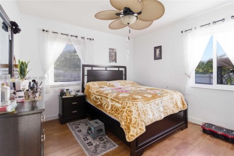 House in North Miami, Florida 3 bedrooms, 123.75 sq.m. № 2042469 - photo 27