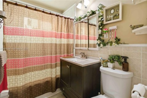 House in North Miami, Florida 3 bedrooms, 123.75 sq.m. № 2042469 - photo 25