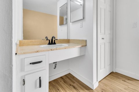 Condo in Hallandale Beach, Florida, 2 bedrooms № 2193283 - photo 11