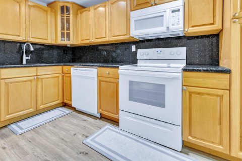 Condo in Hallandale Beach, Florida, 2 bedrooms № 2193283 - photo 14