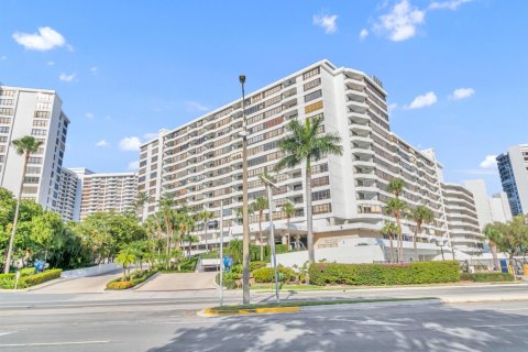 Condo in Hallandale Beach, Florida, 2 bedrooms № 2193283 - photo 21