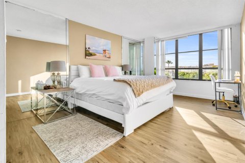Condo in Hallandale Beach, Florida, 2 bedrooms № 2193283 - photo 8