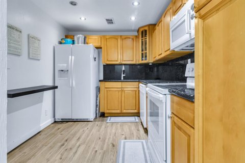 Condo in Hallandale Beach, Florida, 2 bedrooms № 2193283 - photo 13