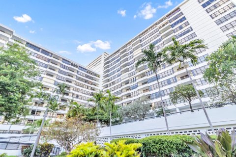 Condo in Hallandale Beach, Florida, 2 bedrooms № 2193283 - photo 16