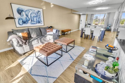 Condo in Hallandale Beach, Florida, 2 bedrooms № 2193283 - photo 6