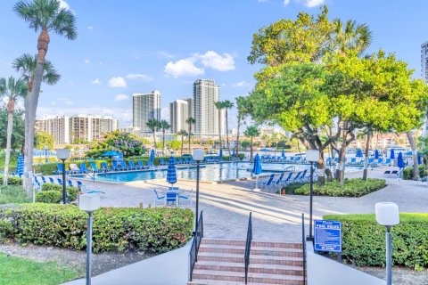 Condo in Hallandale Beach, Florida, 2 bedrooms № 2193283 - photo 17