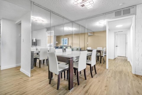 Condo in Hallandale Beach, Florida, 2 bedrooms № 2193283 - photo 4