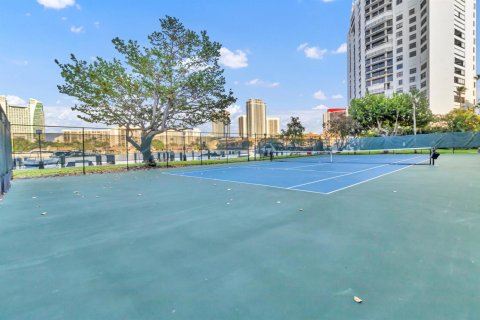 Condo in Hallandale Beach, Florida, 2 bedrooms № 2193283 - photo 19