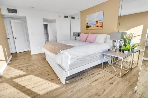 Condo in Hallandale Beach, Florida, 2 bedrooms № 2193283 - photo 9