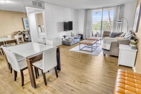Condo in Hallandale Beach, Florida, 2 bedrooms № 2193283 - photo 2
