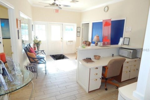 Commercial property in Redington Beach, Florida 148.27 sq.m. № 1562673 - photo 10