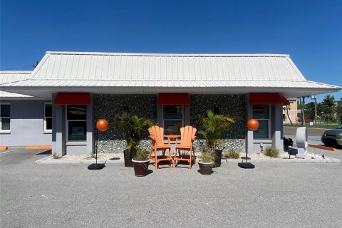 Commercial property in Redington Beach, Florida 148.27 sq.m. № 1562673 - photo 6