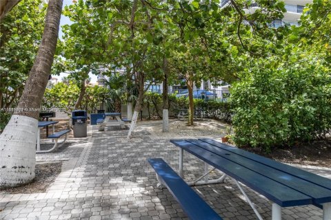 Condo in Surfside, Florida, 1 bedroom  № 1924692 - photo 19