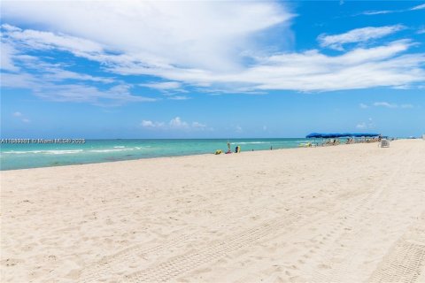 Condo in Surfside, Florida, 1 bedroom  № 1924692 - photo 21