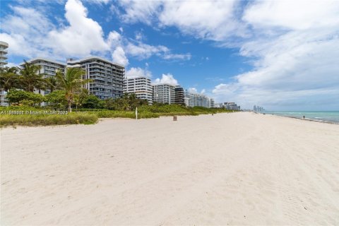 Condo in Surfside, Florida, 1 bedroom  № 1924692 - photo 23