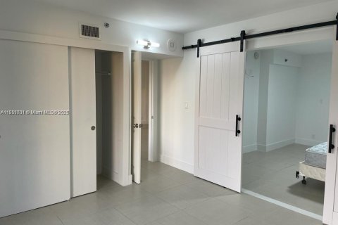 Condo in Surfside, Florida, 1 bedroom  № 1924692 - photo 8