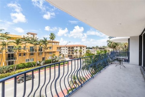 Condo in Surfside, Florida, 1 bedroom  № 1924692 - photo 2