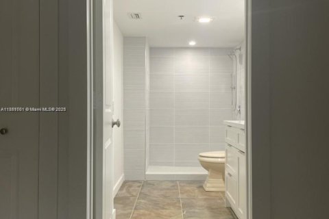 Condo in Surfside, Florida, 1 bedroom  № 1924692 - photo 11