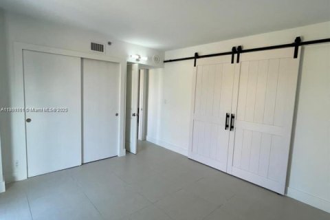 Condo in Surfside, Florida, 1 bedroom  № 1924692 - photo 9