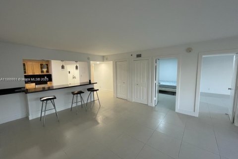 Condo in Surfside, Florida, 1 bedroom  № 1924692 - photo 4