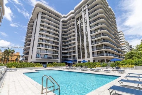Condo in Surfside, Florida, 1 bedroom  № 1924692 - photo 13