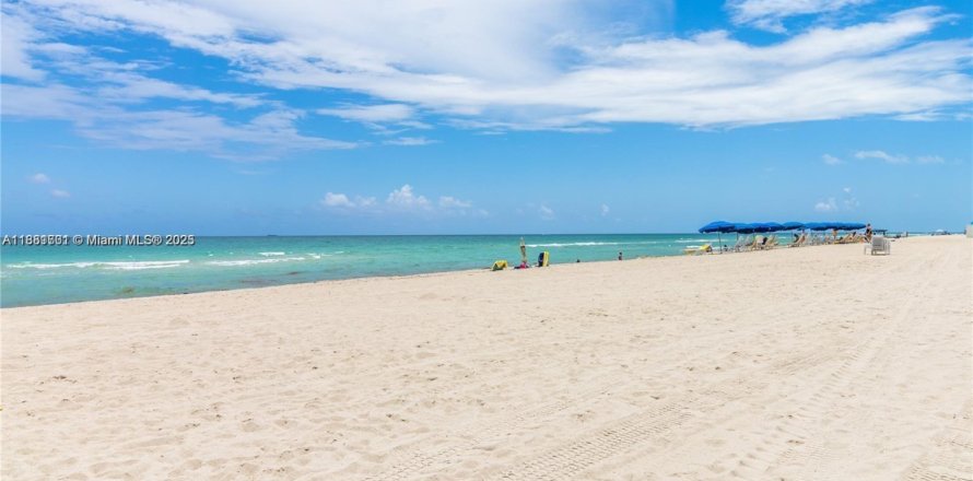 Condo in Surfside, Florida, 1 bedroom № 1924692