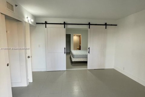 Condo in Surfside, Florida, 1 bedroom  № 1924692 - photo 7
