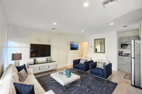 Propiedad comercial en venta en Hollywood, Florida, 157.93 m2 № 1964564 - foto 9