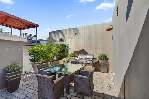 Propiedad comercial en venta en Hollywood, Florida, 157.93 m2 № 1964564 - foto 16