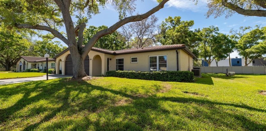 House in Largo, Florida 2 bedrooms, 112.41 sq.m. № 1719917