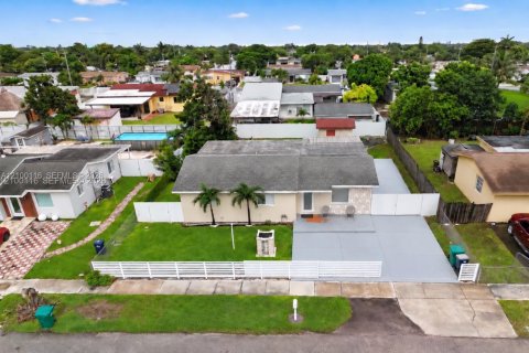 Villa ou maison à vendre à Homestead, Floride: 4 chambres, 175.12 m2 № 2400765 - photo 3