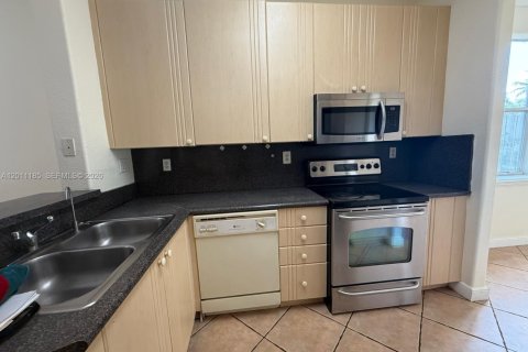 Condominio en alquiler en Doral, Florida, 4 dormitorios, 176.14 m2 № 2075016 - foto 6
