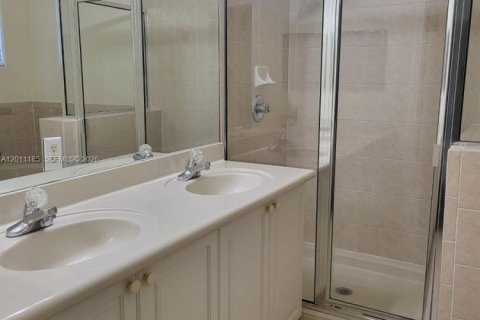 Condominio en alquiler en Doral, Florida, 4 dormitorios, 176.14 m2 № 2075016 - foto 16