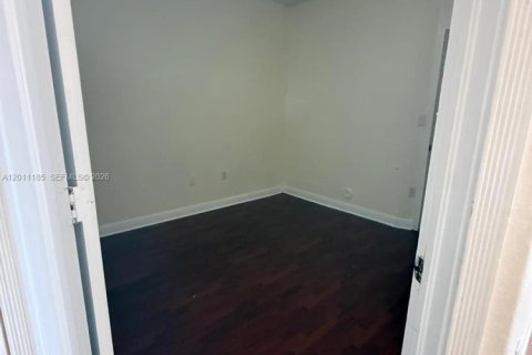 Condominio en alquiler en Doral, Florida, 4 dormitorios, 176.14 m2 № 2075016 - foto 17